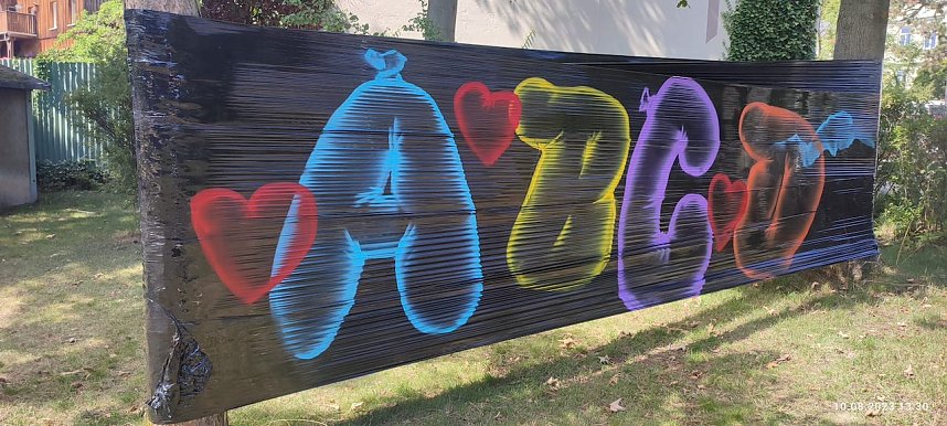 Projektteilnehner mit ihren Entw&uuml;rfen vor den einger&uuml;steten Silos