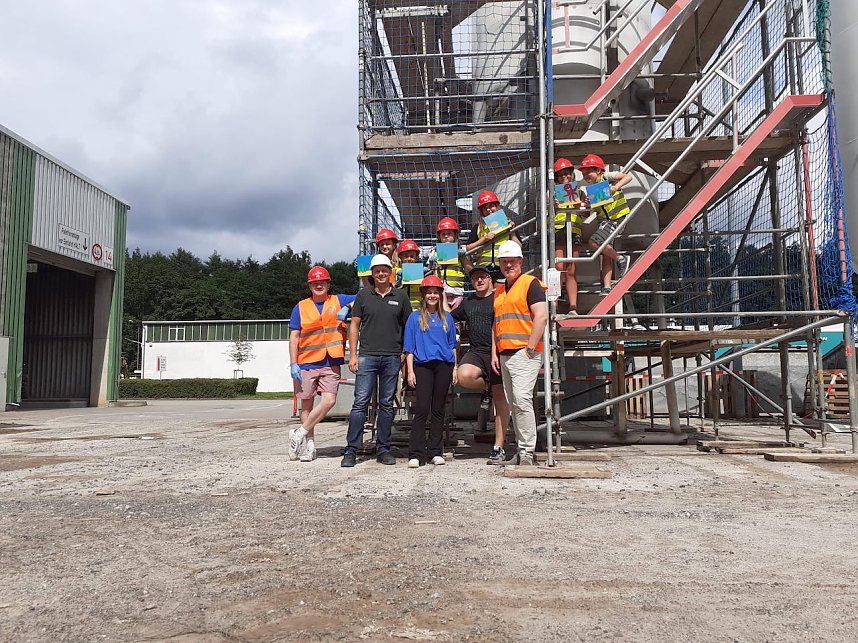 Projektteilnehner mit ihren Entw&uuml;rfen vor den einger&uuml;steten Silos