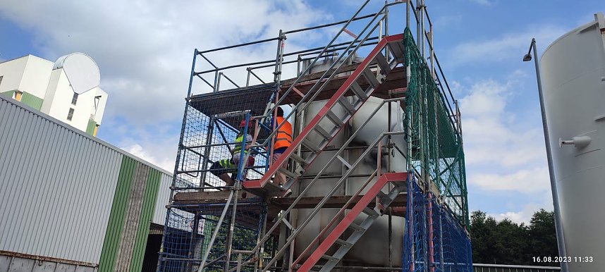 Projektteilnehner mit ihren Entw&uuml;rfen vor den einger&uuml;steten Silos