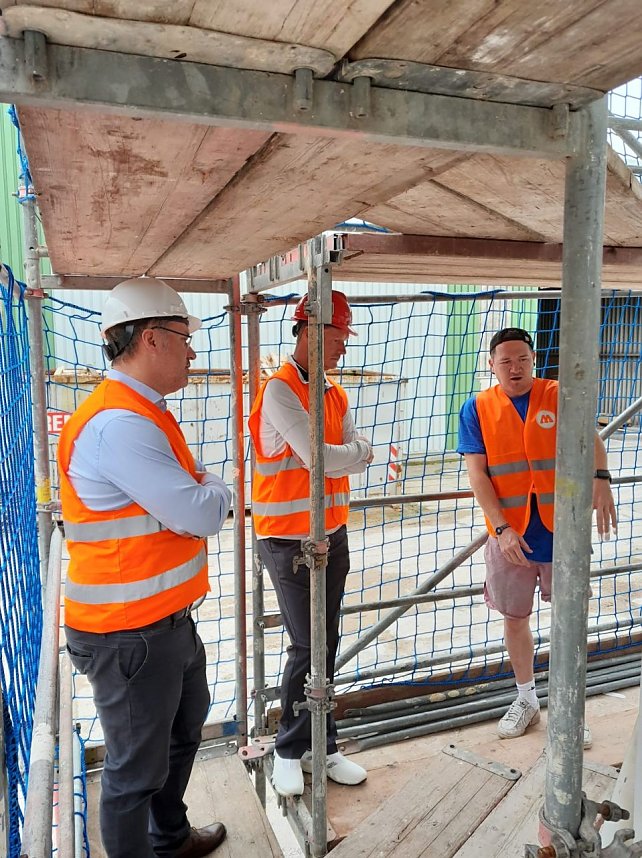 Projektteilnehner mit ihren Entw&uuml;rfen vor den einger&uuml;steten Silos