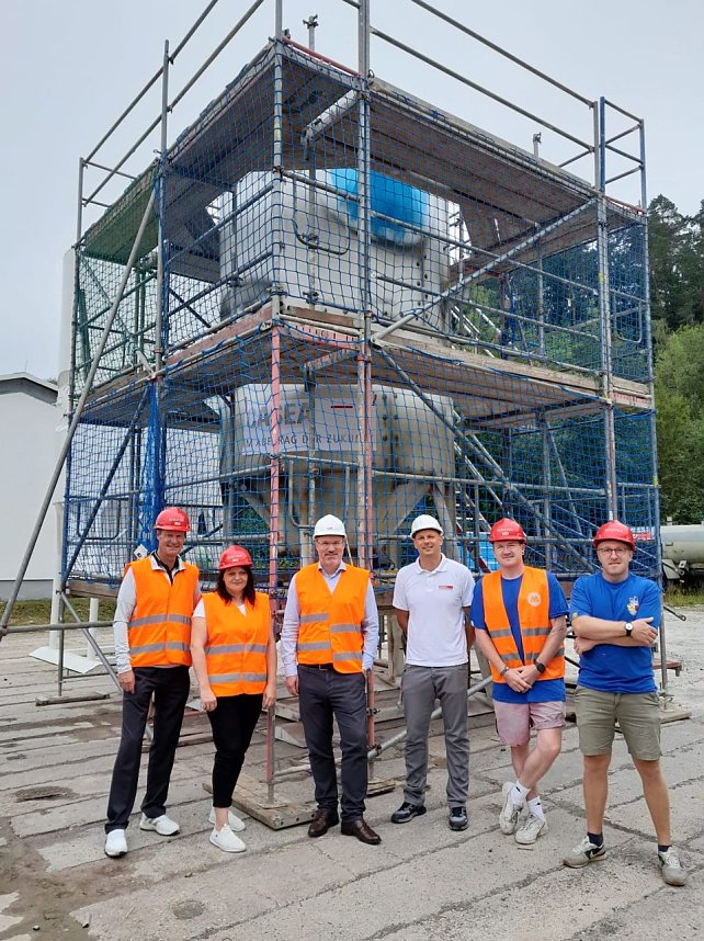 Projektteilnehner mit ihren Entw&uuml;rfen vor den einger&uuml;steten Silos