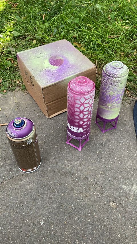 Projektteilnehner mit ihren Entw&uuml;rfen vor den einger&uuml;steten Silos