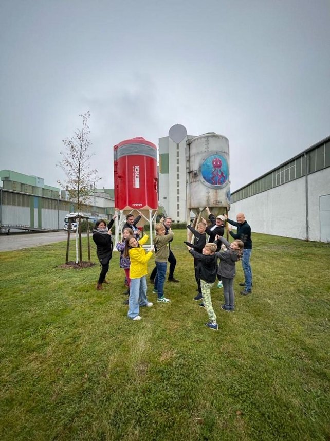 Projektteilnehner mit ihren Entw&uuml;rfen vor den einger&uuml;steten Silos