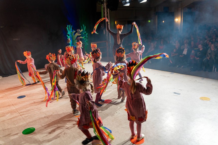 Volle Festhalle in Sundhausen beim Auftritt der jungen T&auml;nzerinnen und T&auml;nzer von More Esprit