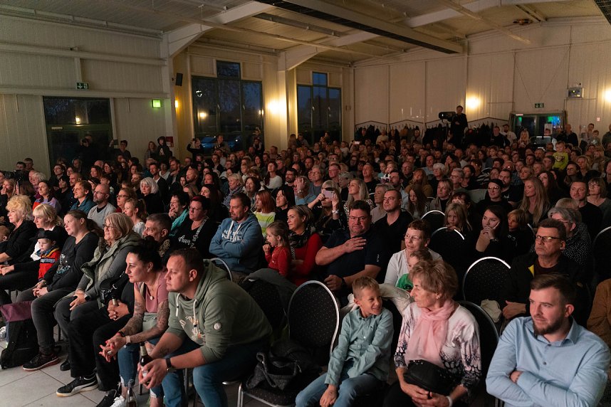 Volle Festhalle in Sundhausen beim Auftritt der jungen T&auml;nzerinnen und T&auml;nzer von More Esprit