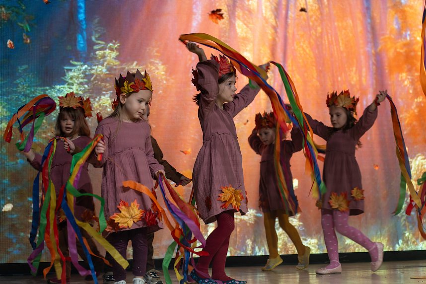 Volle Festhalle in Sundhausen beim Auftritt der jungen T&auml;nzerinnen und T&auml;nzer von More Esprit