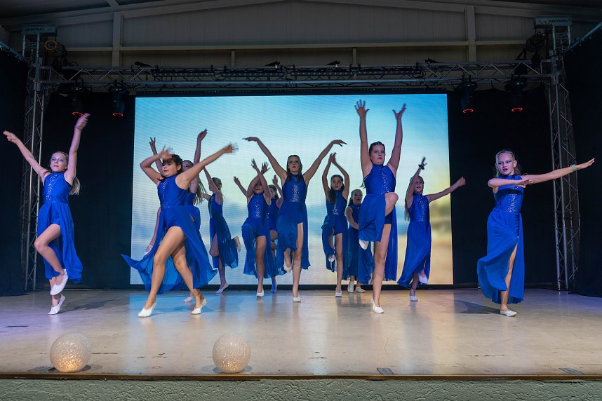 Volle Festhalle in Sundhausen beim Auftritt der jungen T&auml;nzerinnen und T&auml;nzer von More Esprit