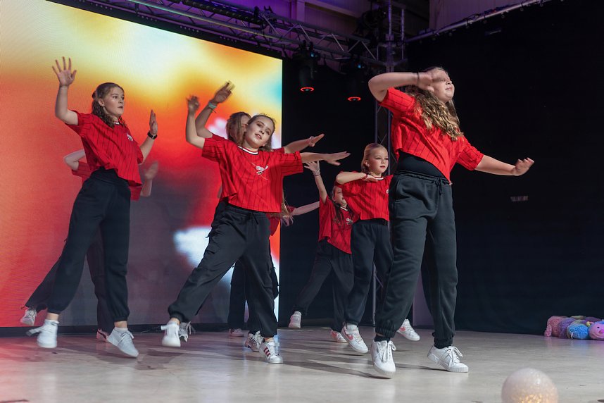 Volle Festhalle in Sundhausen beim Auftritt der jungen T&auml;nzerinnen und T&auml;nzer von More Esprit