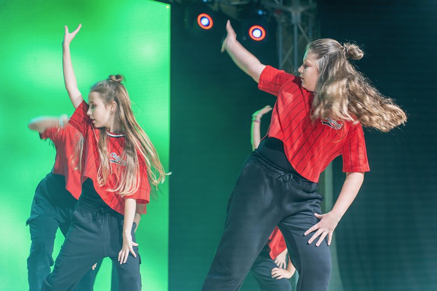 Volle Festhalle in Sundhausen beim Auftritt der jungen T&auml;nzerinnen und T&auml;nzer von More Esprit