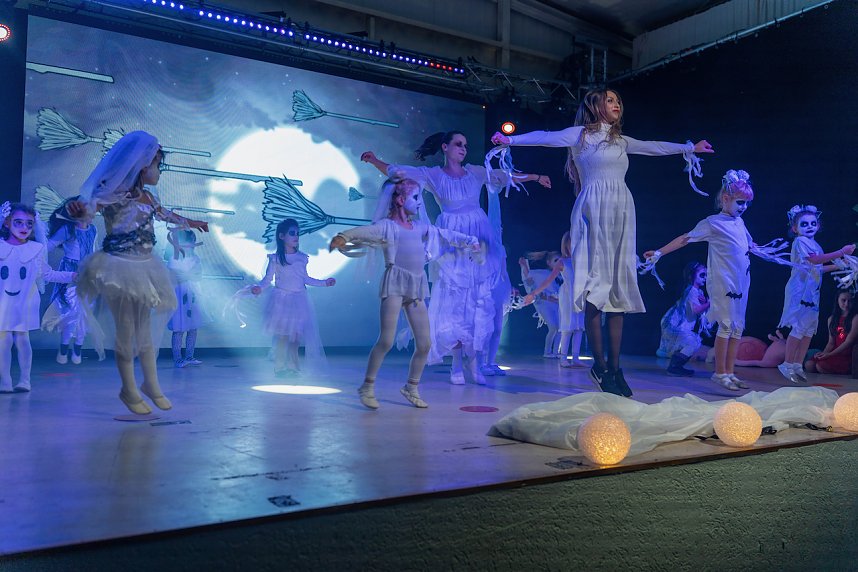 Volle Festhalle in Sundhausen beim Auftritt der jungen T&auml;nzerinnen und T&auml;nzer von More Esprit