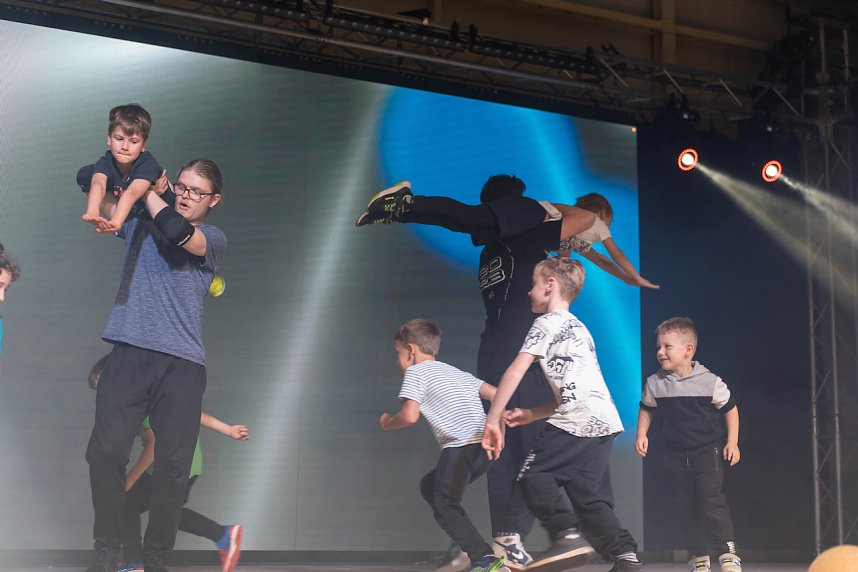 Volle Festhalle in Sundhausen beim Auftritt der jungen T&auml;nzerinnen und T&auml;nzer von More Esprit