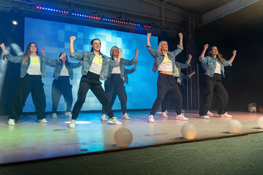 Volle Festhalle in Sundhausen beim Auftritt der jungen T&auml;nzerinnen und T&auml;nzer von More Esprit