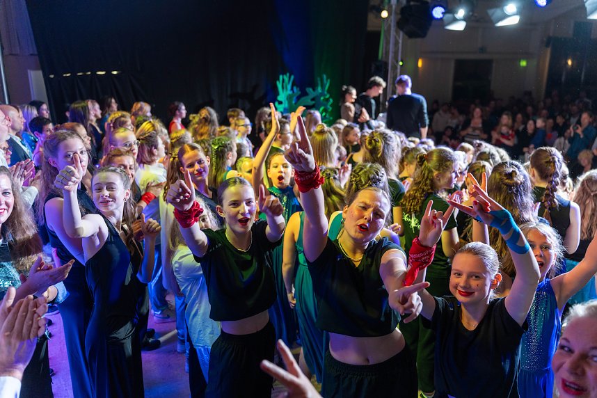 Volle Festhalle in Sundhausen beim Auftritt der jungen T&auml;nzerinnen und T&auml;nzer von More Esprit