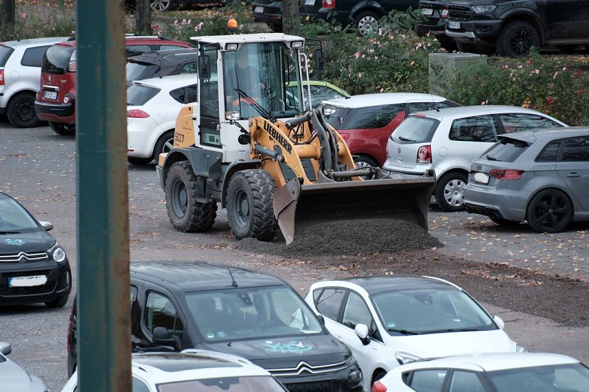 L&ouml;cher stopfen auf dem August-Bebel-Platz
