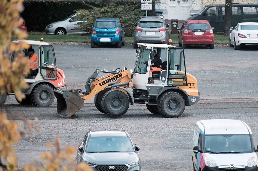 L&ouml;cher stopfen auf dem August-Bebel-Platz