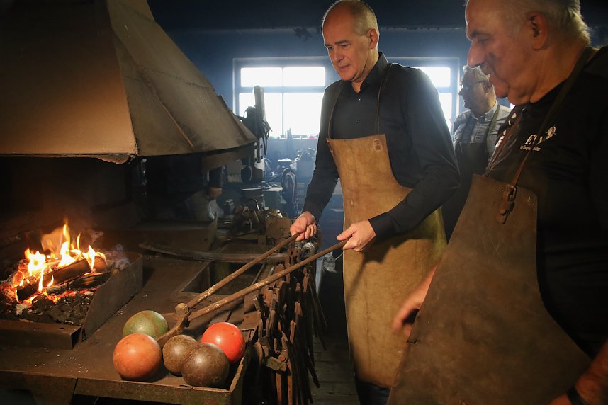 Kugeln gie&szlig;en f&uuml;r das 15. Indoor Kugelsto&szlig;en in Werther