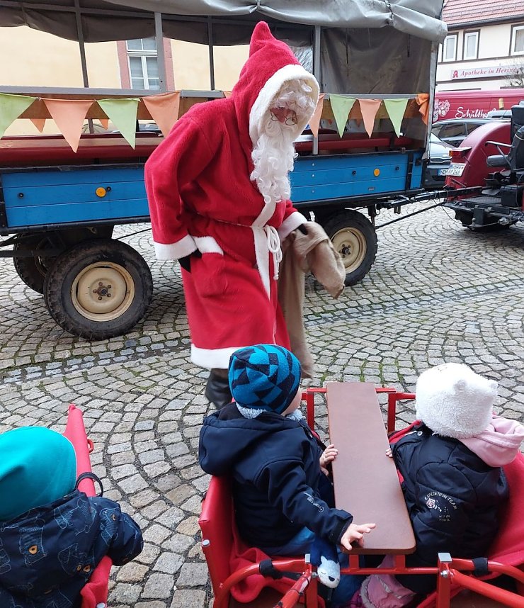Der Weihnachtsmann besuchte die Kita in Heringen 
