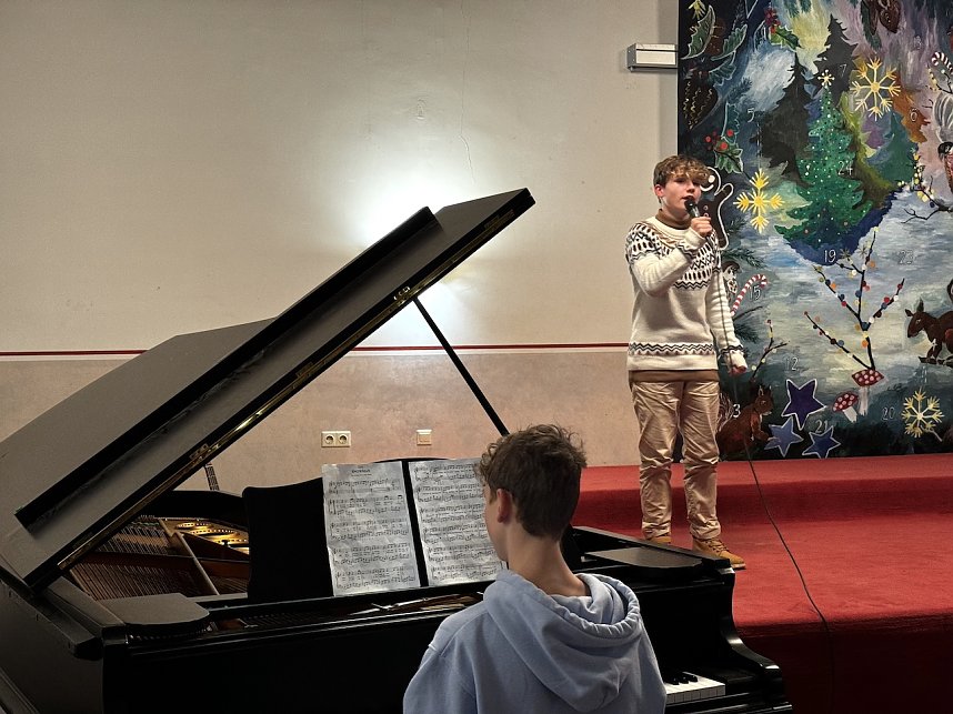 Marlon Behrens wird zu Snowman von Emilian Hertel am Klavier begleitet