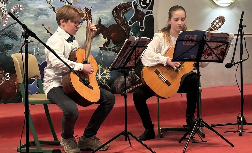 Anton Cieslak und Juliane M&uuml;ller mit ihren Gitarren