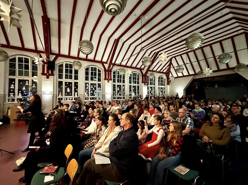 Mittendrin, nicht nur dabei - Dr. Irina Gemsa dirigiert den Chor