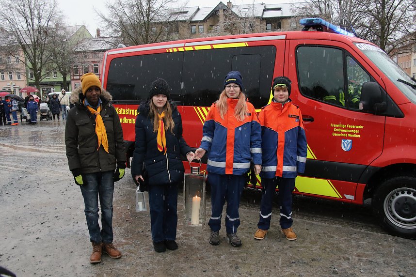 Das Friedenslicht aus Bethlehem wurde heute auf dem August-Bebel-Platz verteilt