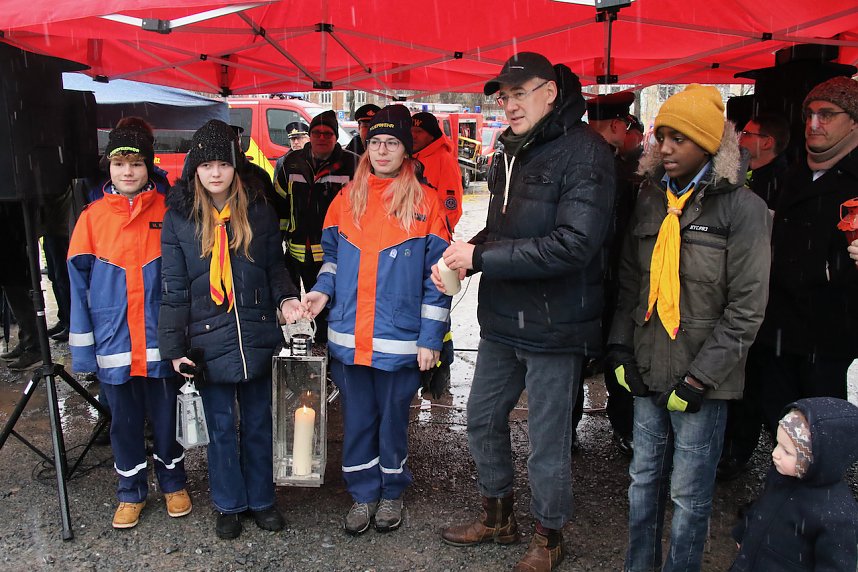 Das Friedenslicht aus Bethlehem wurde heute auf dem August-Bebel-Platz verteilt