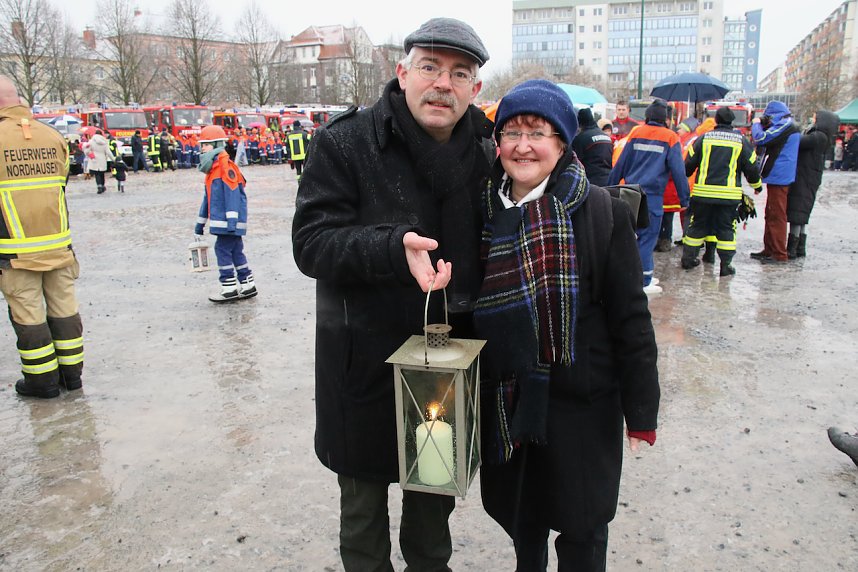 Das Friedenslicht aus Bethlehem wurde heute auf dem August-Bebel-Platz verteilt