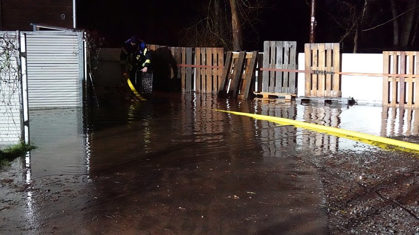 Einsatzkr&auml;fte an Naglers M&uuml;hle