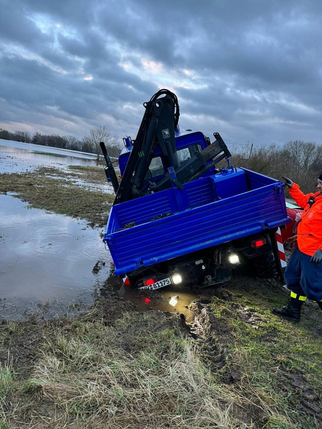 Unimog-Bergung auf schlammigem Weg