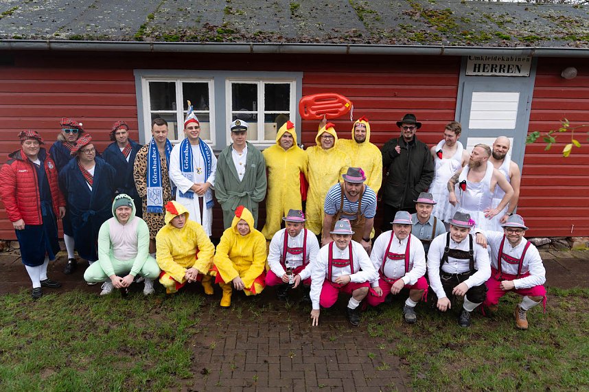 Traditionelles Anbaden im Neust&auml;dter Freibad bei f&uuml;nf Grad Wassertemperatur 