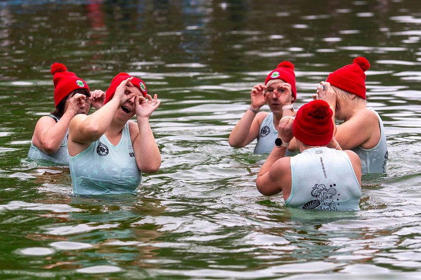 Traditionelles Anbaden im Neust&auml;dter Freibad bei f&uuml;nf Grad Wassertemperatur 