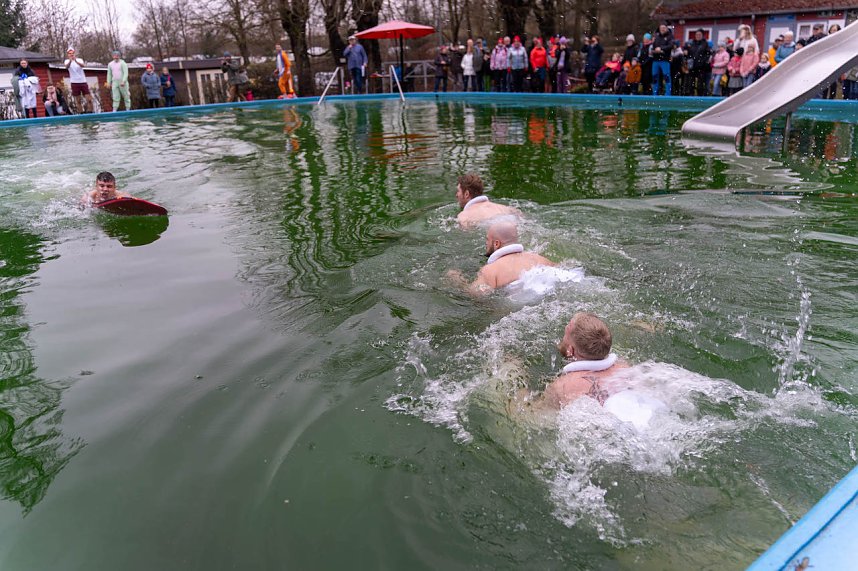 Traditionelles Anbaden im Neust&auml;dter Freibad bei f&uuml;nf Grad Wassertemperatur 