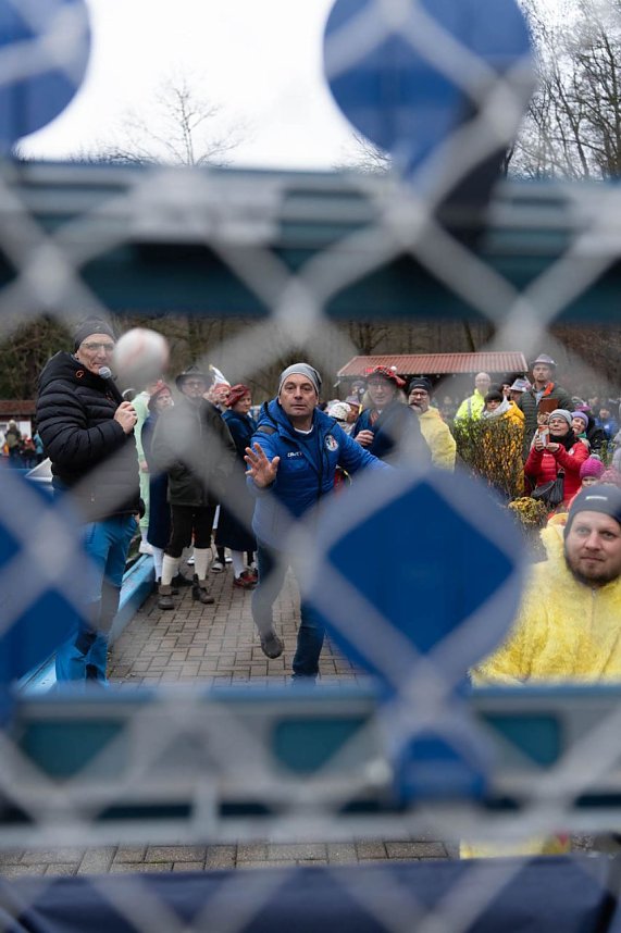 Traditionelles Anbaden im Neust&auml;dter Freibad bei f&uuml;nf Grad Wassertemperatur 