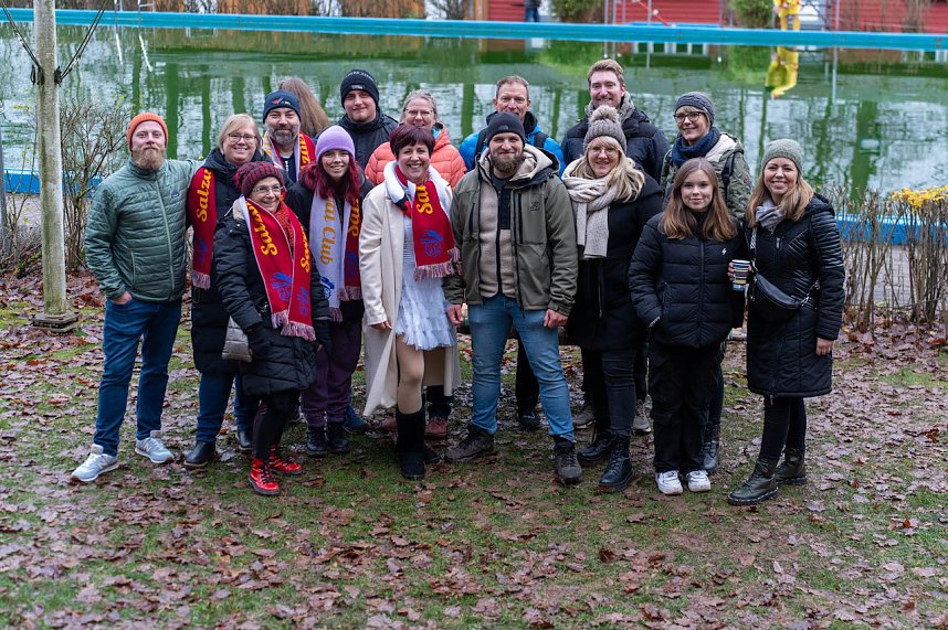Traditionelles Anbaden im Neust&auml;dter Freibad bei f&uuml;nf Grad Wassertemperatur 