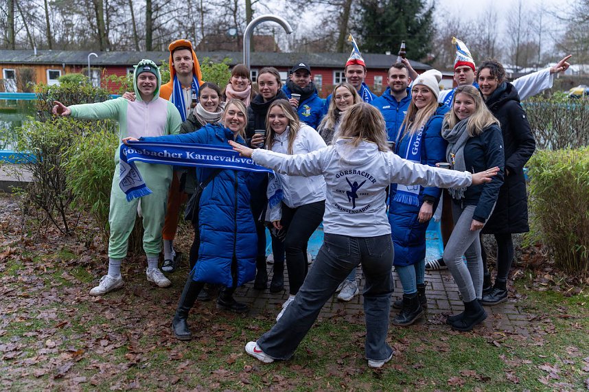 Traditionelles Anbaden im Neust&auml;dter Freibad bei f&uuml;nf Grad Wassertemperatur 
