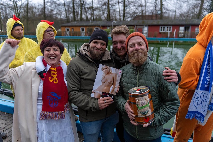 Traditionelles Anbaden im Neust&auml;dter Freibad bei f&uuml;nf Grad Wassertemperatur 
