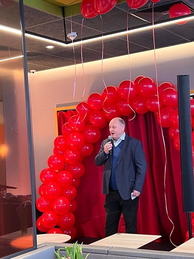 Kleine Er&ouml;ffnung am neuen Autohof Werther - Petra Hebig und ihr McDonalds wurden in Werther herzlich begr&uuml;&szlig;t