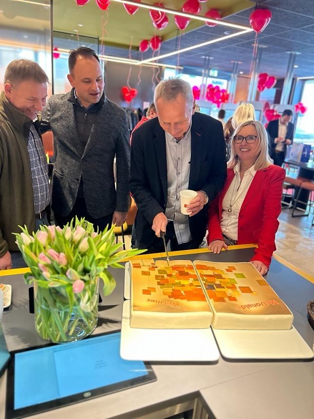 Kleine Er&ouml;ffnung am neuen Autohof Werther - Petra Hebig und ihr McDonalds wurden in Werther herzlich begr&uuml;&szlig;t