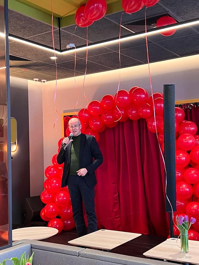 Kleine Er&ouml;ffnung am neuen Autohof Werther - Petra Hebig und ihr McDonalds wurden in Werther herzlich begr&uuml;&szlig;t