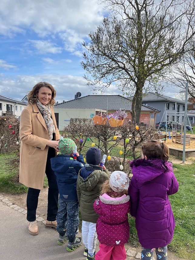 Jana Z&ouml;ller bestaunt die Osterbasteleien der Kita Sonnenschein in Bielen gemeinsam mit den Kindern