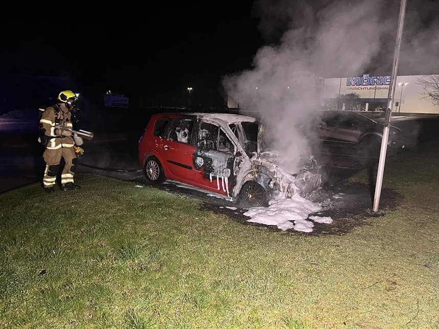 Drei Autos standen in Flammen