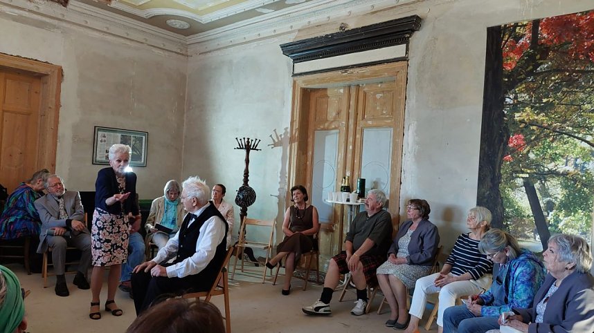 Ausverkaufte Premiere der "Silberdisteln" in der Villa Hohenrode