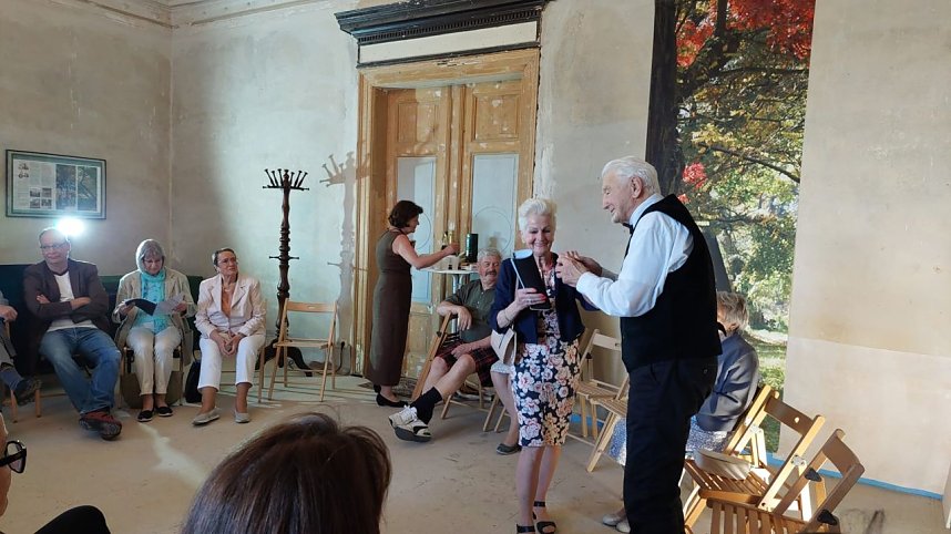 Ausverkaufte Premiere der "Silberdisteln" in der Villa Hohenrode