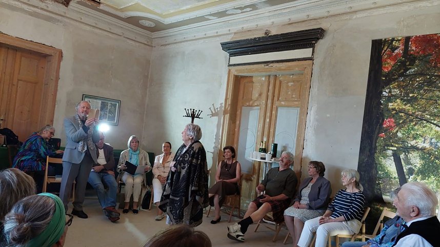 Ausverkaufte Premiere der "Silberdisteln" in der Villa Hohenrode