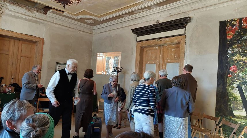 Ausverkaufte Premiere der "Silberdisteln" in der Villa Hohenrode