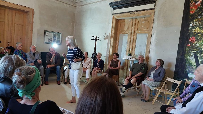 Ausverkaufte Premiere der "Silberdisteln" in der Villa Hohenrode