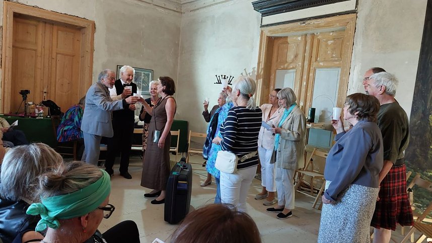 Ausverkaufte Premiere der "Silberdisteln" in der Villa Hohenrode