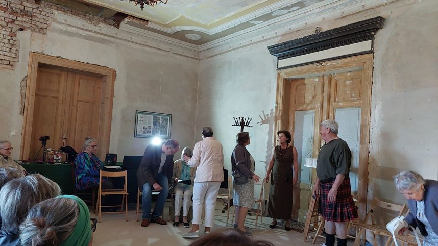 Ausverkaufte Premiere der "Silberdisteln" in der Villa Hohenrode