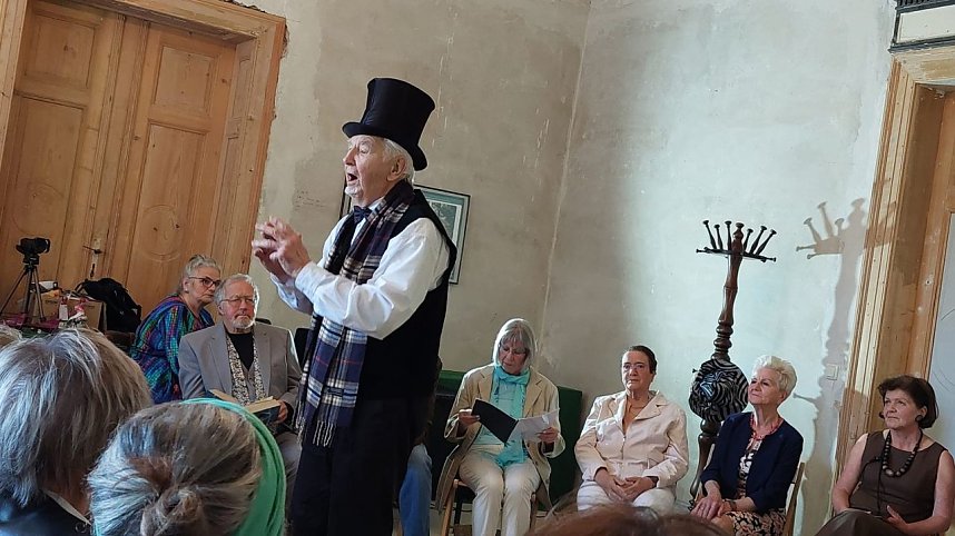 Ausverkaufte Premiere der "Silberdisteln" in der Villa Hohenrode