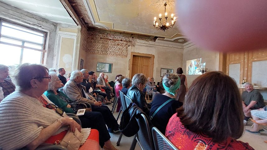 Ausverkaufte Premiere der "Silberdisteln" in der Villa Hohenrode